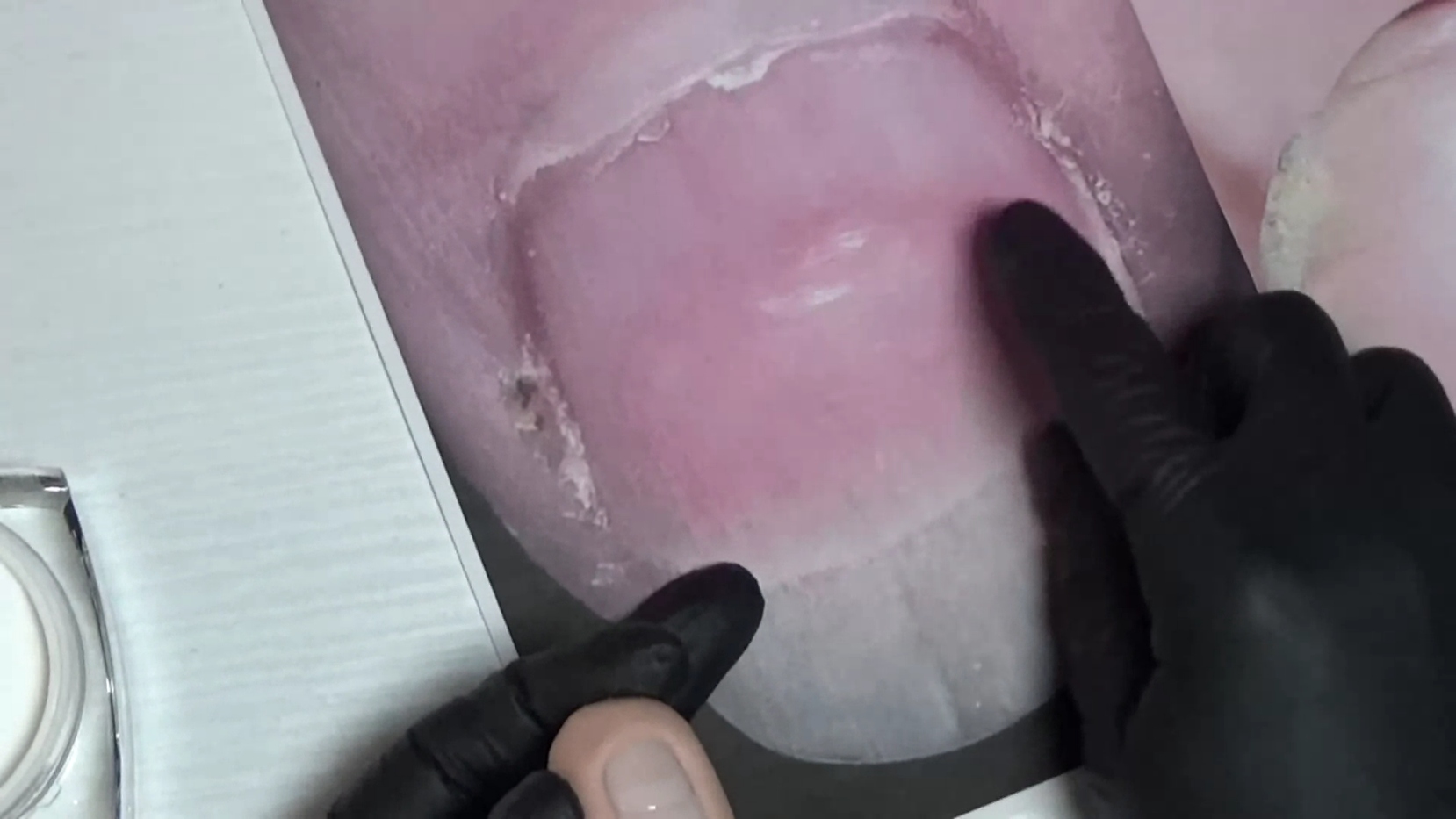 Неравности по ноктите, видове и техники за изравняването им